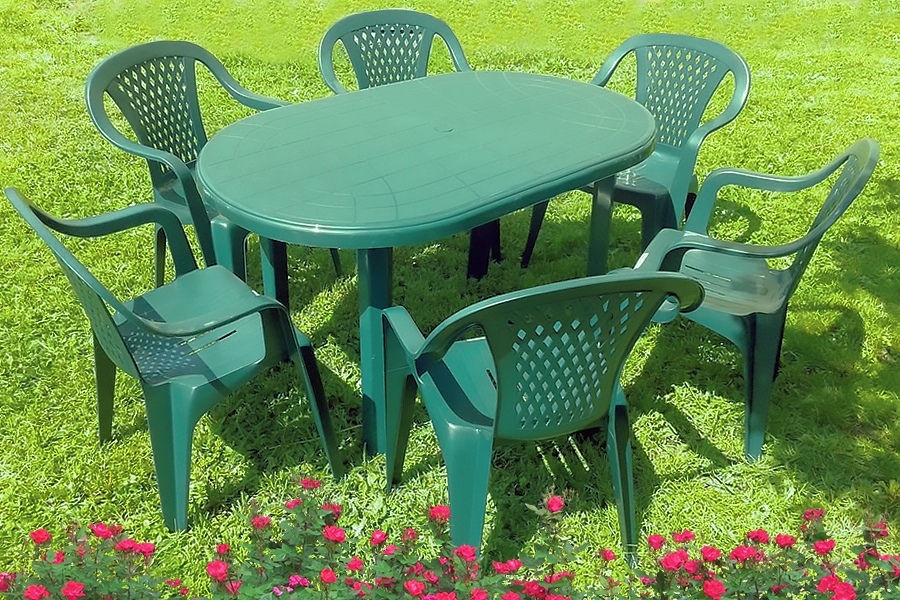 Мебель садовая: столы и кресла белого, зеленого и синего цветов.